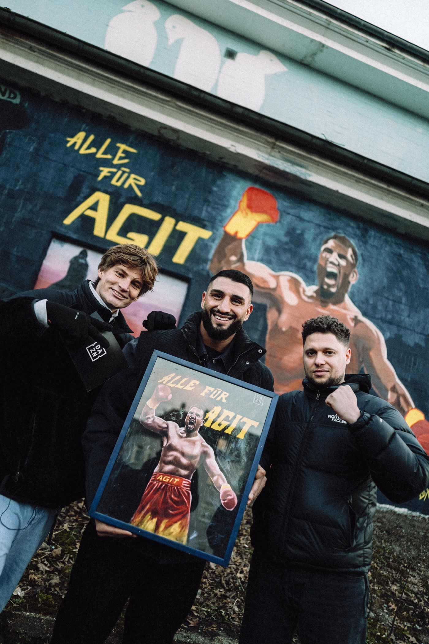 Unterstützer vor dem „Alle für Agit“-Mural in Wattenscheid.