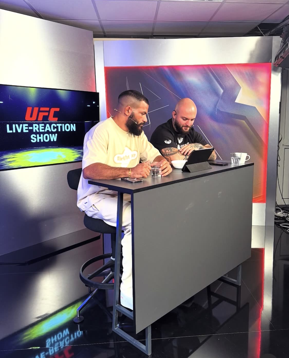 Creator am Desk der DAZN Live Reaction Show.