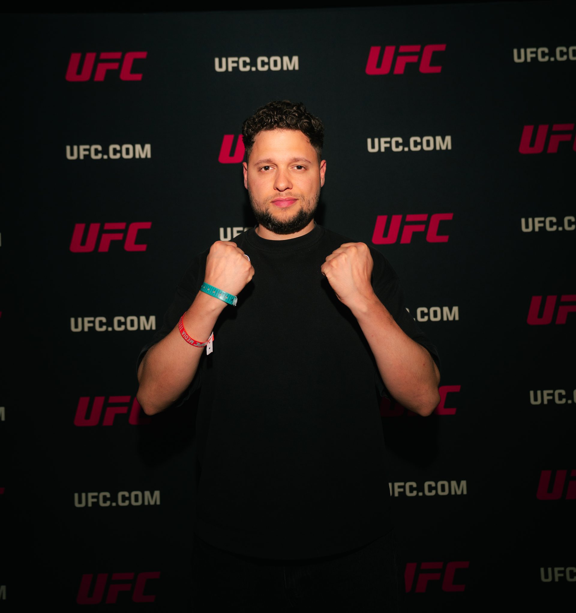 Karim Ali vor der UFC-Media-Wand in der Etihad Arena.